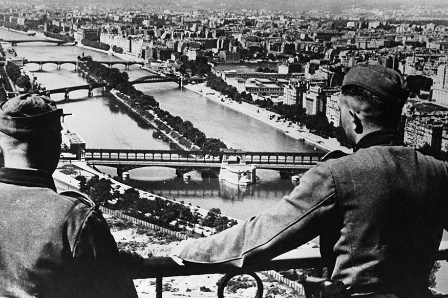 Немецкие солдаты смотрят на Париж с Эйфелевой башни. Осень 1940 г.