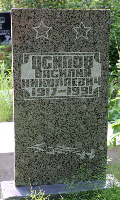 Памятник на могиле дважды Героя Советского Союза Осипова В. Н.