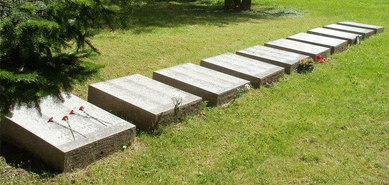 Мемориальные плиты на воинском захоронении. 
