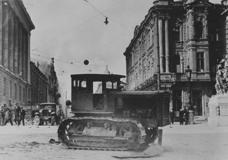 Брошенная советская техника на улице Ланжероновской. Октябрь 1941 г.