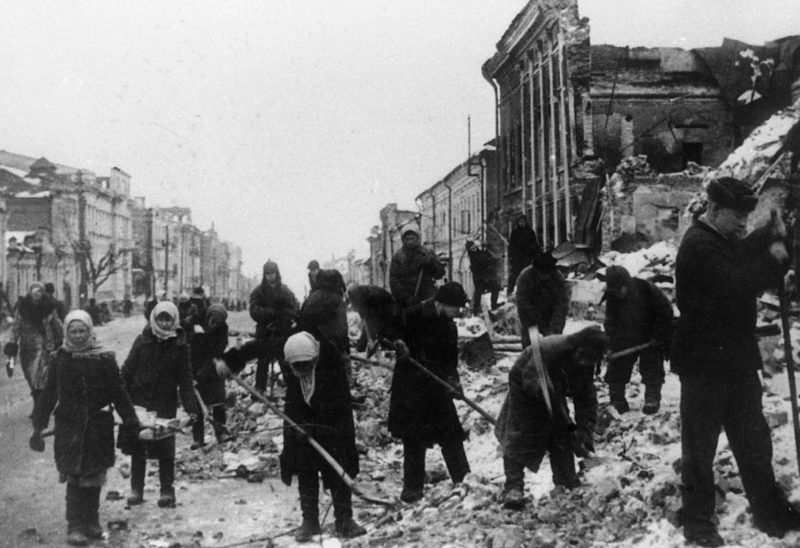 Жители Курска на расчистке улиц после освобождения города. Весна 1943 г.