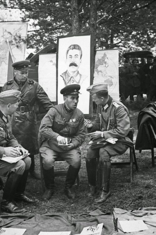 Немецкие офицеры в расположении советской воинской части. Брест, сентябрь 1939 г.