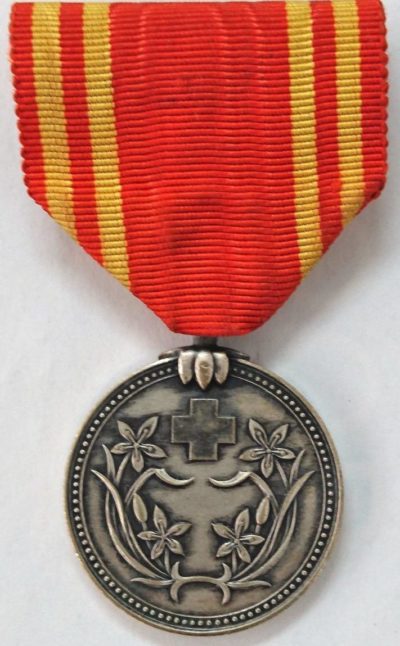 Аверс и реверс медали «За заслуги» обычного члена общества.
