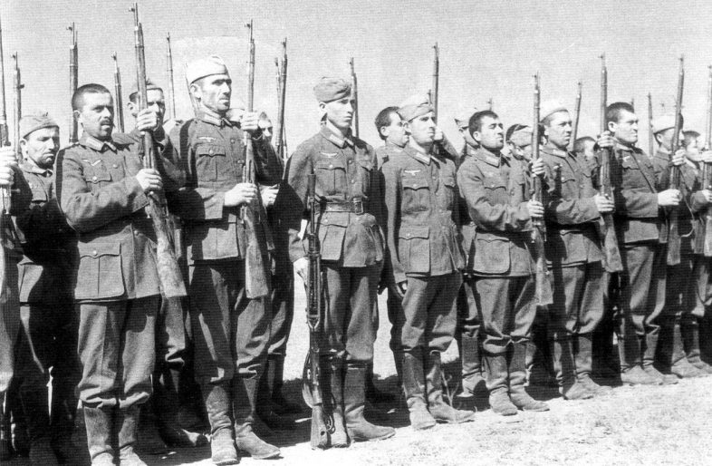 Строй солдат кавказских вспомогательных войск вермахта. Сентябрь 1942 г.