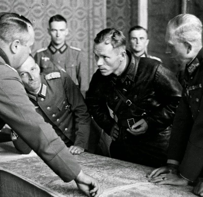 Немецкие генералы, в т.ч. Гейнц Гудериан, совещаются с батальонным комиссаром Боровенским. Брест, сентябрь 1939 г.