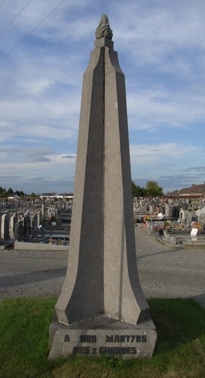 Коммуна Beyne-heusay. Памятник на общинном кладбище жертвам обеих войн. 