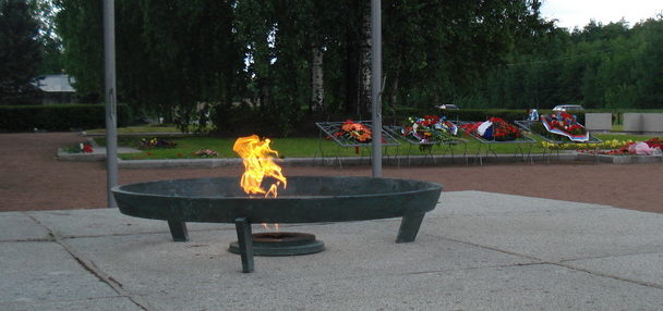 «Вечный» огонь на мемориале.