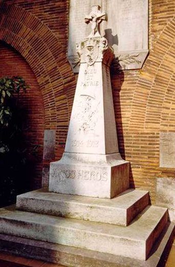 Муниципалитет Schaerbeek. Памятник бывшим ученикам Института Сент-Мари, погибших на войне.
