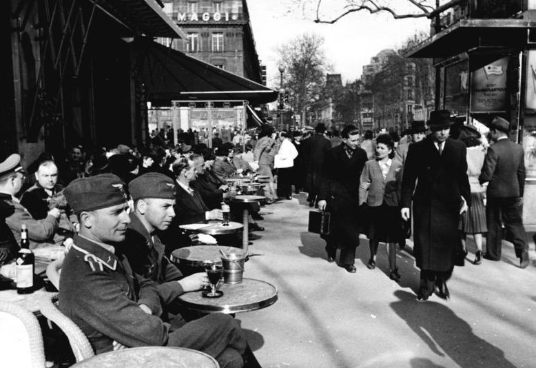 Уличное кафе. Осень 1941 г.