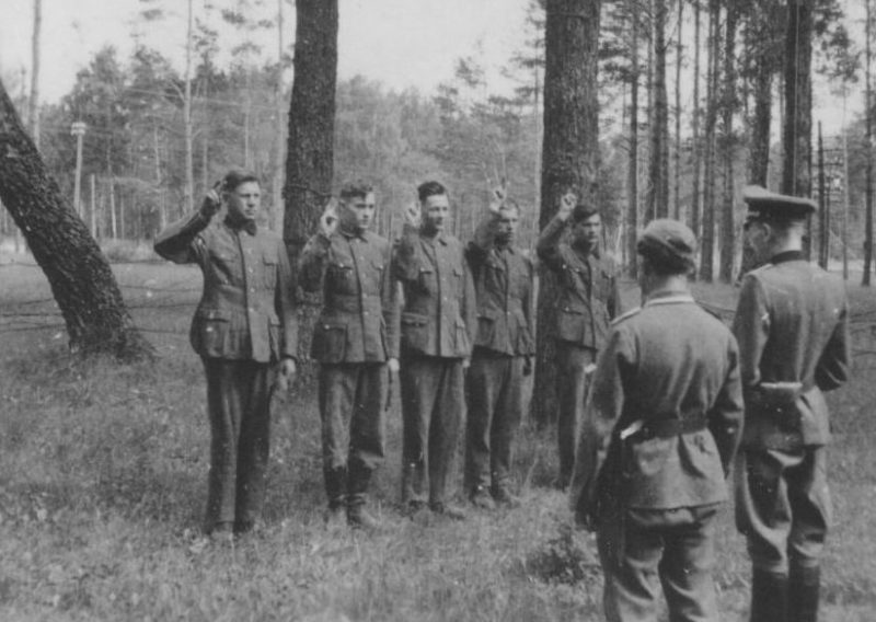 Присяга хиви на верность Фюреру. 1942 г.