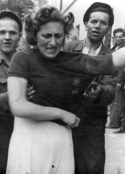 Погромщики издеваются над еврейками. 1 июля 1941 г.