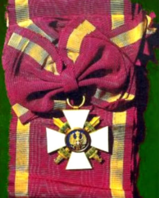 Знак Кавалер Большого золотого креста Ордена Римского орла с мечами I-го типа и перевязью.