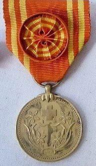 Медали «За заслуги» почетного члена общества с розетками.