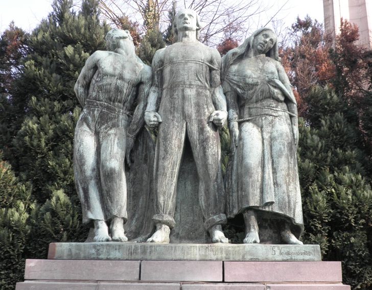 Муниципалитет Schaerbeek. Памятник жертвам обеих мировых войн был установлен в 1956 году и представляет собой скульптуры заключенных, ожидающих расстрела.