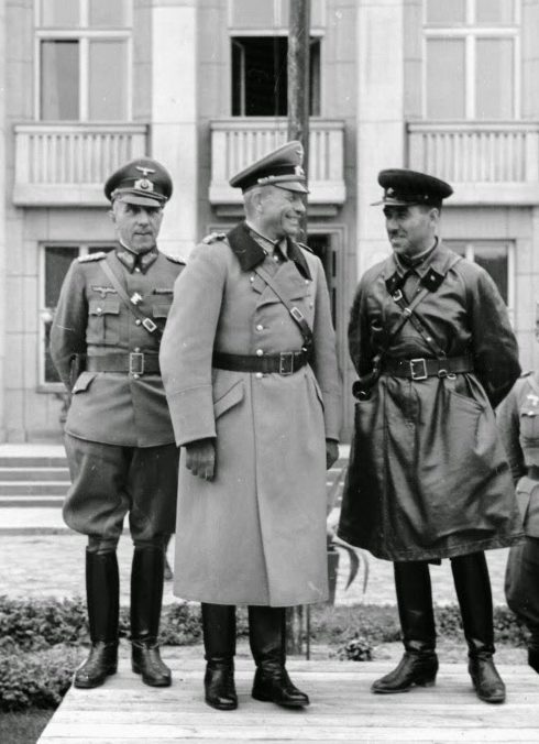 Принимающие парад: Генерал Гейнц и комбриг Семен Моисеевич Кривошеин. Слева — генерал Мориц фон Викторин. Брест. 22 сентября 1939 г.