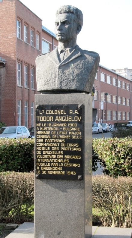 Коммуна Шаберебек. Бюст Тодору Анжелову командиру брюссельской добровольческой бригады, замученного в гестапо в 1943 году.