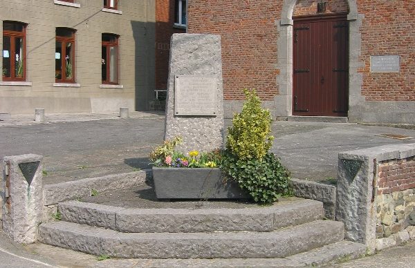 Муниципалитет Saint-Marcoult. Памятник героям Второй мировой войны.