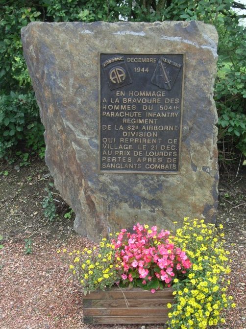 Муниципалитет Cheneux. Стела в честь воинов 504-го парашютного полка пехоты США погибших в декабре 1944 г.