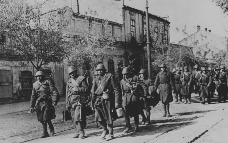 Румынская пехота в захваченном городе. Октябрь 1941 г.