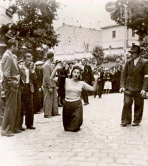 «Марш» евреев на коленях. 1 июля 1941 г.