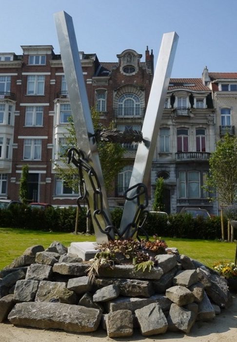 Уккле площадь Жоржа Марлоу. Памятник, установленный в 2001 году, посвященный военным спасателям, погибшим в годы войны. 