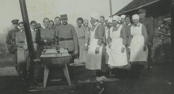 Президент Свинхуфвуд осматривает полевую кухню «Лотт».