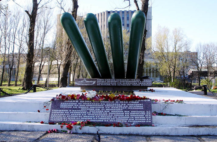 Памятник героям-подводникам.