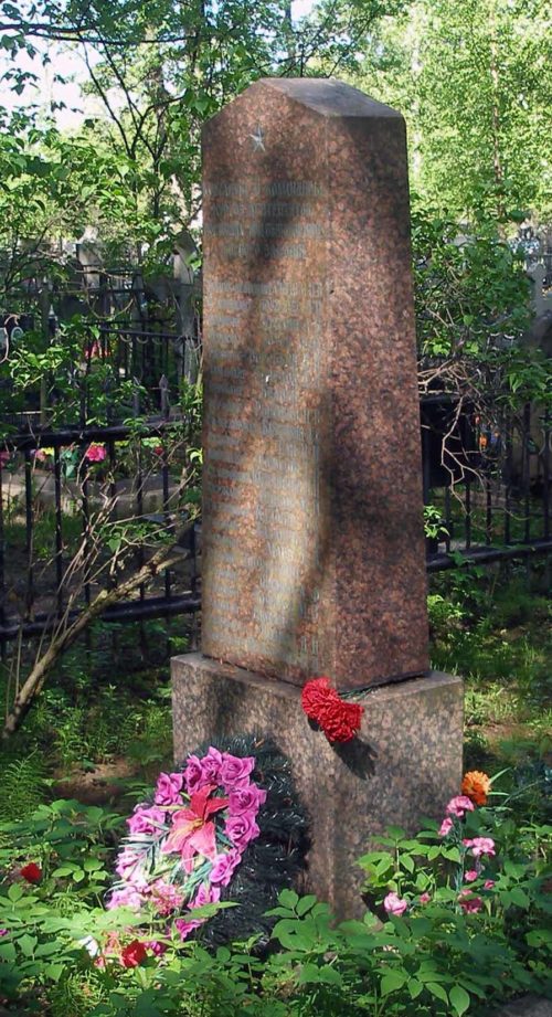 г. Колпино. Памятник на городском кладбище, установленный на братской могиле курсантов и командиров курсов лейтенантов, погибших в годы войны.