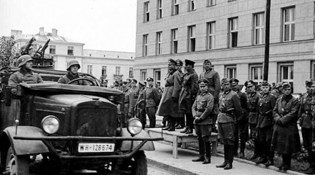 Немецкие войска проходят перед трибуной. Брест. 22 сентября 1939 г