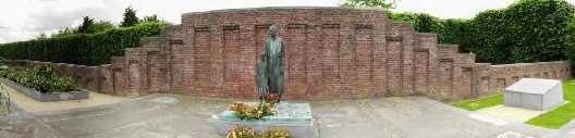 Муниципалитет Волюве, г. Сент-Ламбрехц. Памятник, установленный в 2000 году в честь женщин и детей, погибших в годы Второй мировой войны. 