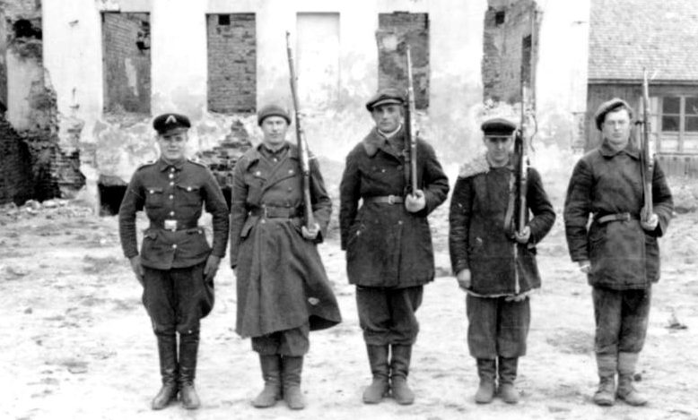 Отделения полицаев в оккупированном селах. 1942 г.
