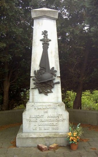 Муниципалитет Stree. Памятник Альберту Аманту, погибшему в 1940 г.