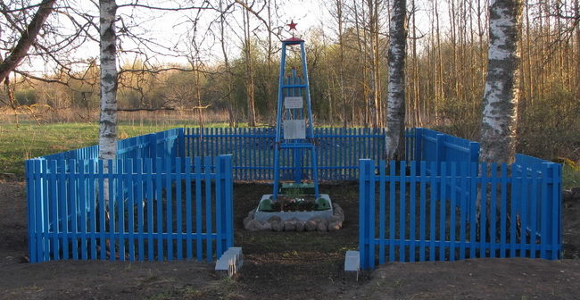 п. Кондакопшино. Памятник, установленный на братской могиле, в которой похоронены советские воины.