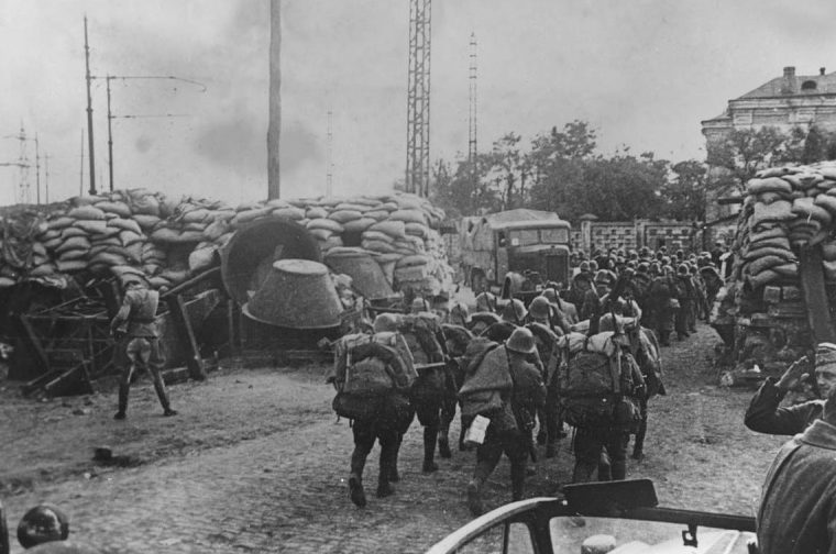 Румынская пехота в захваченном городе. Октябрь 1941 г.