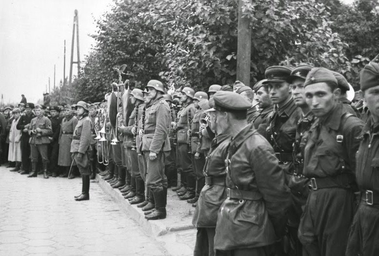Публика на параде. Брест. 22 сентября 1939 г.