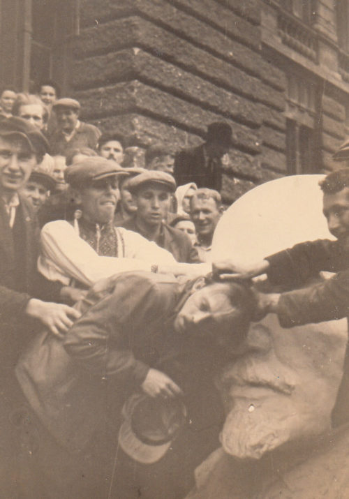 Еврея заставляют целовать бюст Ленина. 1 июля 1941 г.