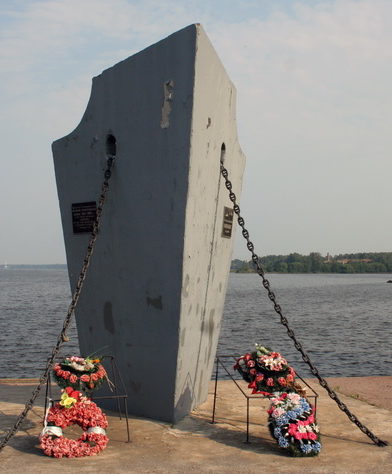г. Ломоносов. Памятный знак на месте стоянки крейсера «Аврора».
