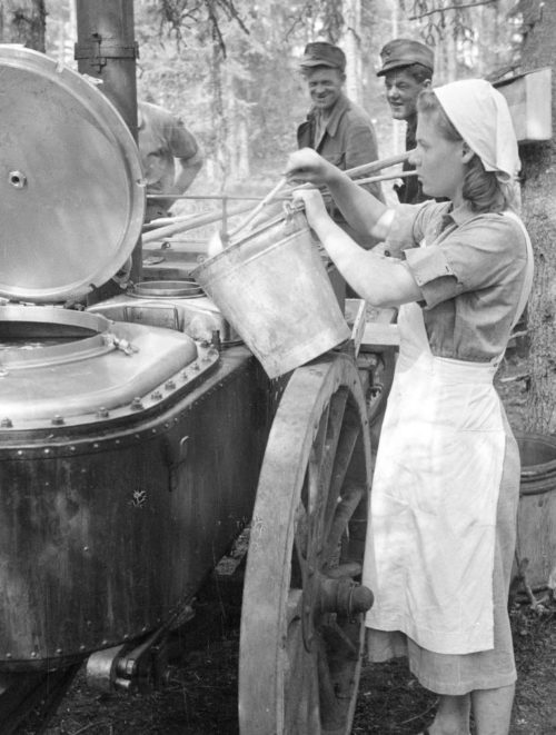 Женщины «Lotta Svärd» готовят еду для финских добровольцев в лагере. 1941 г.