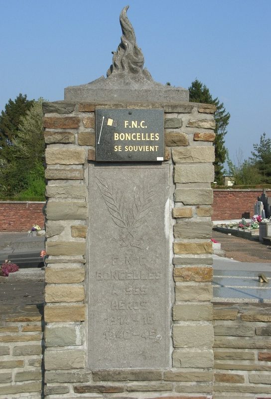 Муниципалитет Boncelles. Памятник героям двух войн на кладбище.