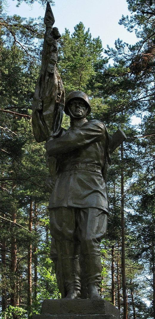 Скульптура на памятнике. 