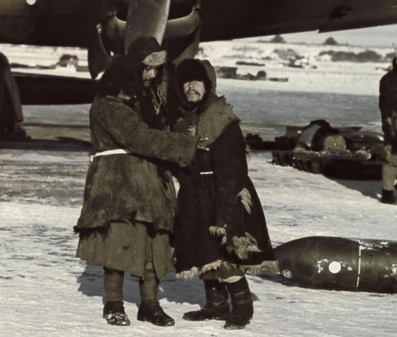 Хиви на немецком аэродроме Морозовская под Сталинградом. 1942 г.
