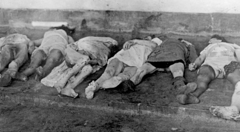 Тела евреев, убитых во время погромов во Львове. 1 июля 1941 г.