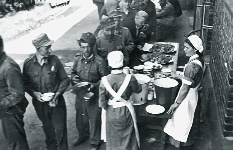 Раздача пищи солдатам. 1941 г.