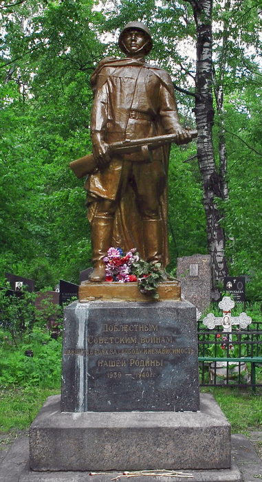 Памятник у братских могил. 