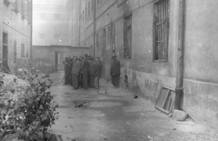 Группа евреев во дворе тюрьмы Бригидки в ожидании расстрела. 1 июля 1941 г.