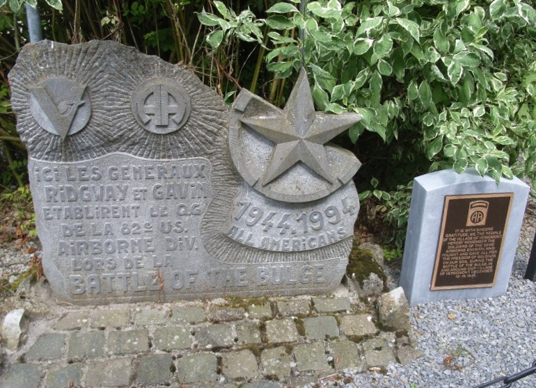 Муниципалитет Werbomont. Памятник и стела в честь американских воинов, погибших во время битвы при Балдже в 1944 г.