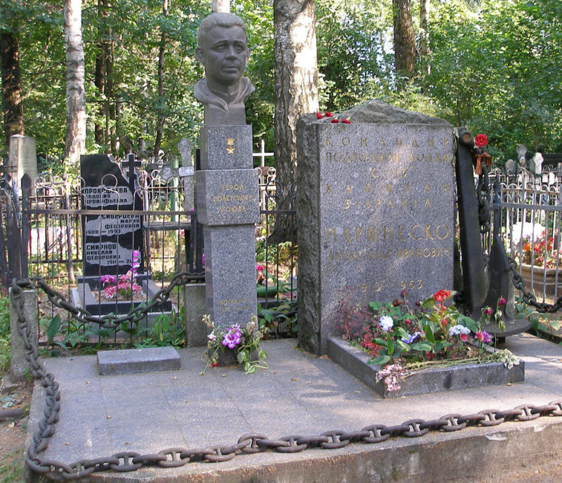 Памятник на могиле Героя Советского Союза Маринеско А.И.