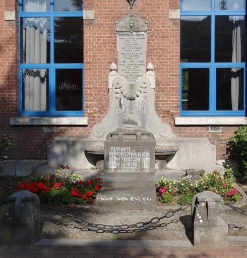 Коммуна Les avins. Памятник у школы погибшим в обеих войнах.