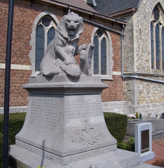 Муниципалитет Villers-leveque. Памятник погибшим воинам и жертвам обеих войн.