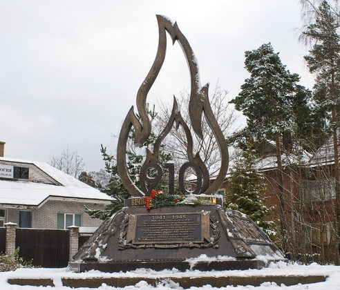 п. Песочный. Памятник землякам - участникам войны был установлен в 2015 году на пересечении улиц Ленинградской и Советской.